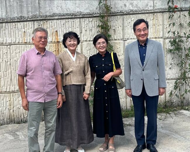 추석 연휴 첫날 평산 사저에서 오찬을 나눈 문재인 전 대통령, 김정숙 여사, 김숙희 여사, 이낙연 전 총리.