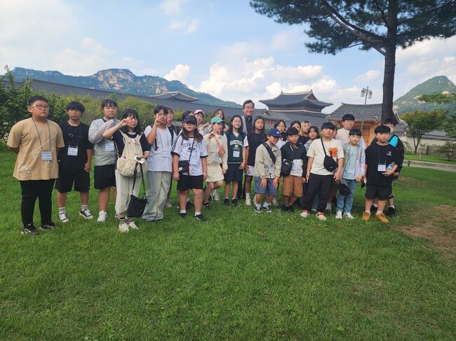 영광관내 각 읍면 초등학생 60여 명이 참여한 국가기관체험학습 행사에서 환영사를 한 이낙연 전 총리 (사진제공 = 전영준 전 의원)