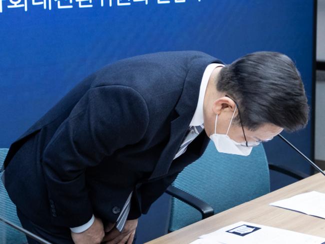 아들 도박 및 성매매 의혹에 고개 숙이는 이재명 후보 (국회공동취재사진)