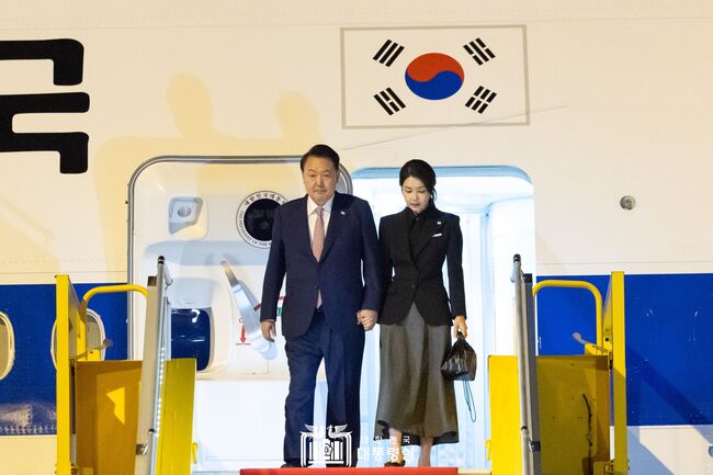 10월 9일, 아세안 정상회의 참석을 위해 라오스 공항에 도착한 윤석열 대통령과 김건희 여사.(사진: 대통령실)