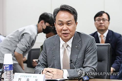 주주서한을 통해 신속히 사과한 진옥동 신한금융지주 회장. 경영진의 책임은 과연 사과에서 그칠 수 있을까? (사진: 연합뉴스)