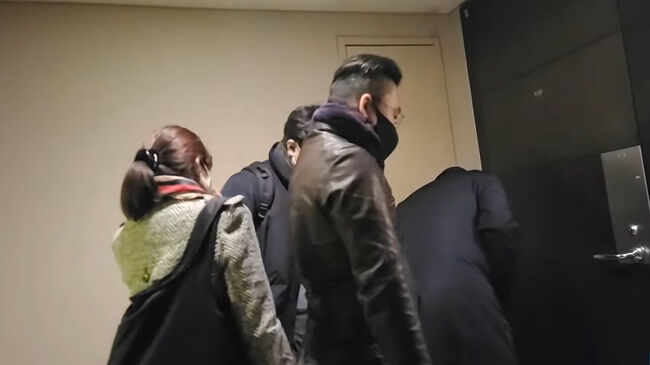 한동훈 법무부장관의 자택에 무단침입한 '더탐사' (사진 = 더탐사 유튜브 채널 갈무리)