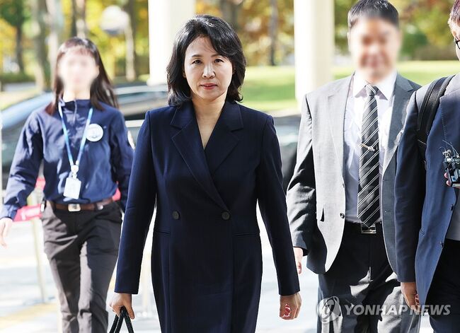 공직선거법 위반 혐의로 불구속기소 된 더불어민주당 이재명 대표의 배우자 김혜경 씨가 24일 오전 경기도 수원시 영통구 수원지방법원에서 열리는 공판에 출석하고 있다. (사진=연합뉴스)