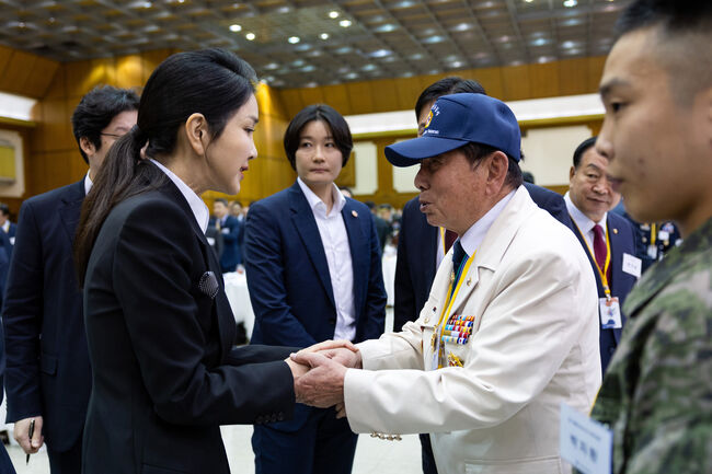 김건희 여사, 6·25참전용사와 인사 (성남=연합뉴스)