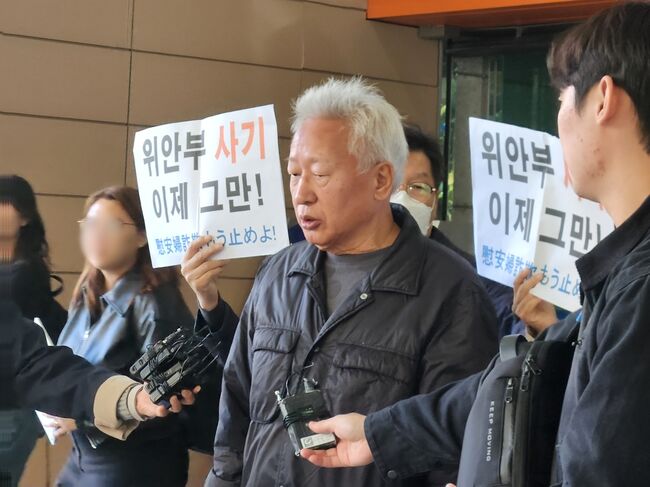 위안부는 '매춘의 일종'이라고 주장한 연세대 류석춘 교수가 항소심 무죄를 받고 나오는 모습 (사진=연합뉴스)
