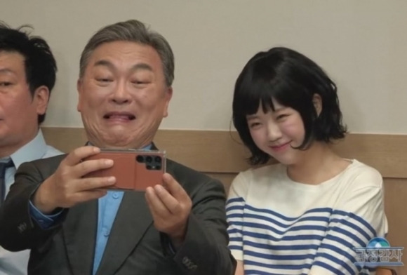 국정감사 증인으로 출석한 뉴진스 멤버 하니를 흉내낸 SNL 코리아 에피소드. 지예은 배우를 좋아하는데 이 일로 개인적인 인신공격성 비판을 받고 있어 안타깝다.