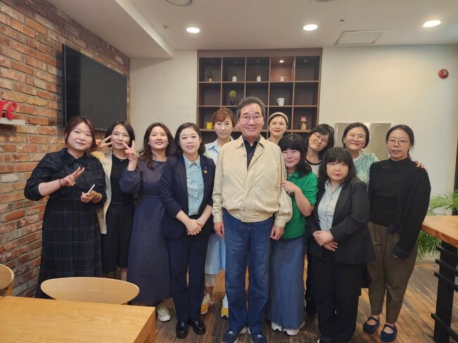 새민주 여성위원들과 기념촬영한 이 전 총리 (사진-새민주 여성위원회 홍보국 제공)