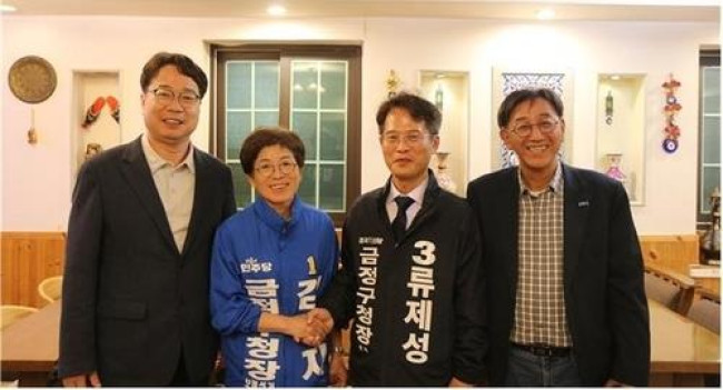 지난 3일 부산의 한 식당에서 만나 부산 금정구청장 보궐선거 야권 후보단일화에 합의한 더불어민주당 김경지 후보(왼쪽에서 두 번째)와 조국혁신당 류제성(왼쪽에서 세 번째) 후보 [민주당 부산시당 제공]