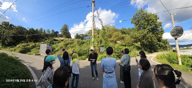 공동 묘지를 둘러보며 외로운 죽음들을 기리는 새민주 여성위원회 (사진=새민주 여성위원회 홍보국 제공)