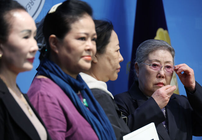 14일 국회 소통관에서 국악인 신영희씨가 '국악인 비하 발언' 민주당 양문석 의원 규탄 기자회견을 하고 있다 (서울=연합뉴스)