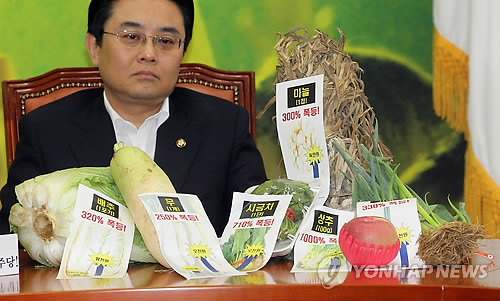 (서울=연합뉴스) 2010년 전병헌 정책위의장이 준비한 마늘, 배추, 무, 사과, 파, 시금치 등 농생필품들이 탁자위에 놓여 있다. 상추, 시금치 1000%, 710% 폭등이라고 적어 놓았다.
