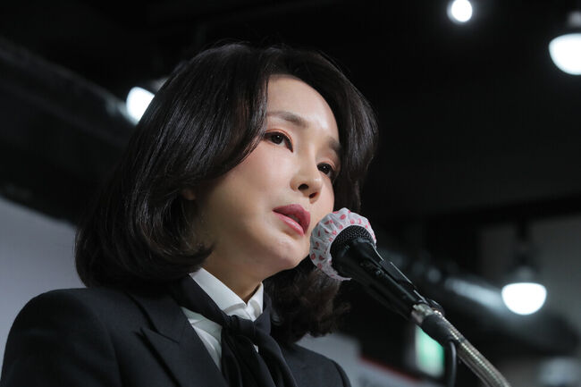 여의도 국민의힘 당사에서 기자회견을 열어 ‘허위 경력 논란’에 대해 사과하는 당시 김건희 대선후보 부인(국회공동취재사진)