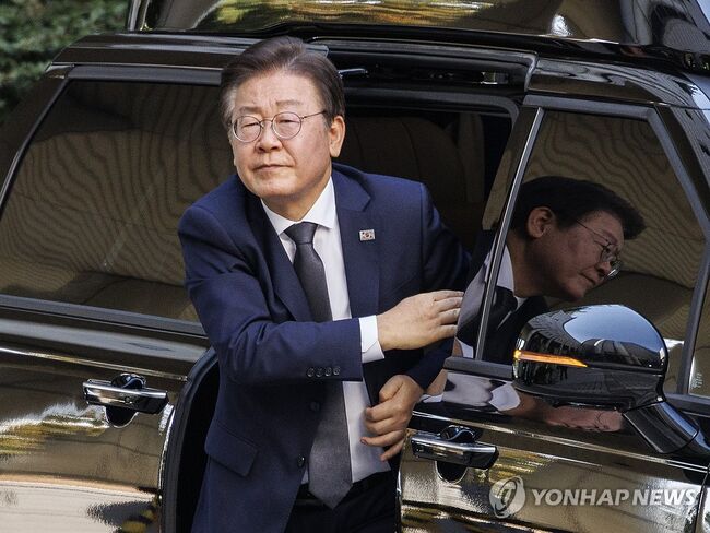 (서울=연합뉴스) 이재명 대표가 서울중앙지법에서 열린 '대장동 배임·성남FC 뇌물' 1심 속행 공판에 출석하고 있다.