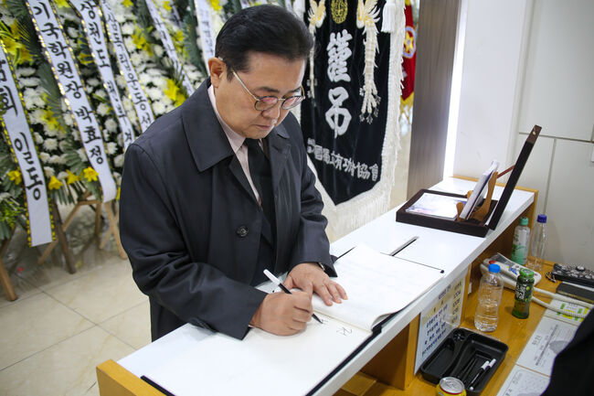 오희옥 애국지사의 방명록에 이름을 적는 전병헌 대표 (사진 = 새미래민주당 제공)