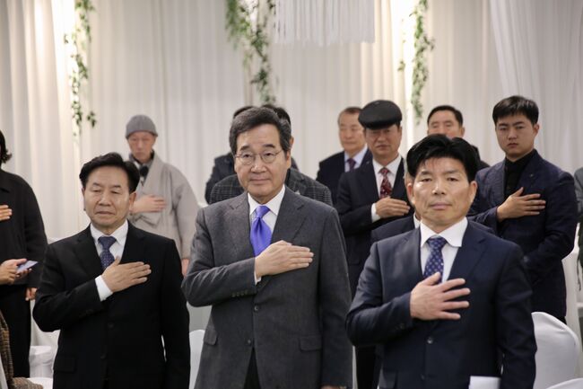 조덕호 충남도당 위원장(사진 오른쪽)과 이낙연 전 총리 (사진=새민주 제공)