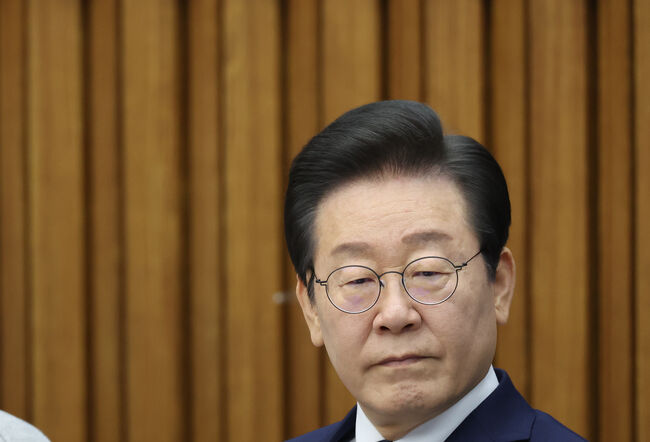 22일 국회에서 열린 제1차 확대간부회의에서 굳은 표정 짓는 이재명 대표 (연합뉴스 사진)