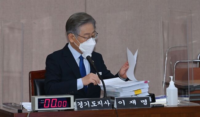 작년 10월 20일 경기도에 대한 국회 국토교통위원회 국감에서 당시 이재명 경기도지사가 자료를 살펴보고 있다. /국회사진기자단