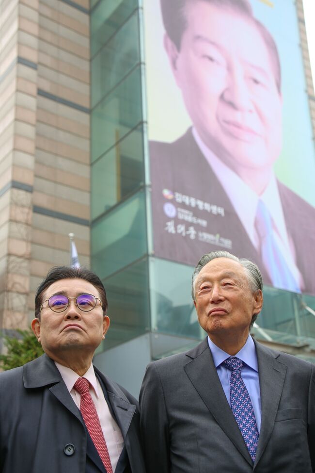 김대중 도서관 앞의 전병헌 대표와 권노갑 김대중재단 이사장 (사진=새민주)