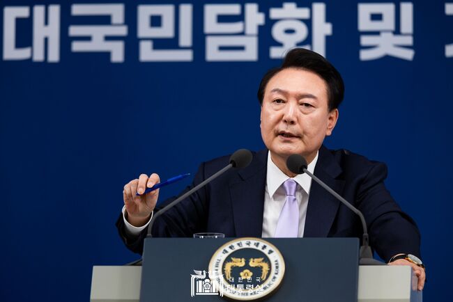 사과는 커녕 국민들을 담걸리게 한 대통령 '대국민담와' 로 평가받는 담화 직후 윤대통령의 국정지지율은 17%로 내려앉았다. (사진: 대통령실)