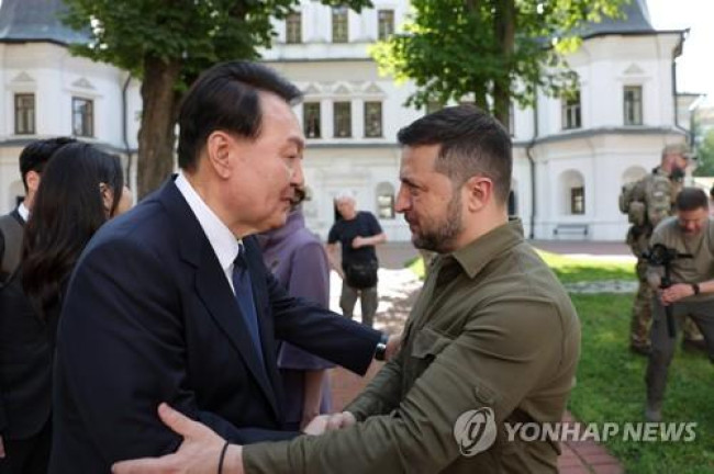2023년 7월 우크라이나 키이우에서 만난 윤석열 대통령과 젤렌스키 대통령