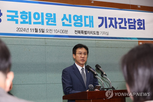 기자간담회하는 민주당 신영대 의원