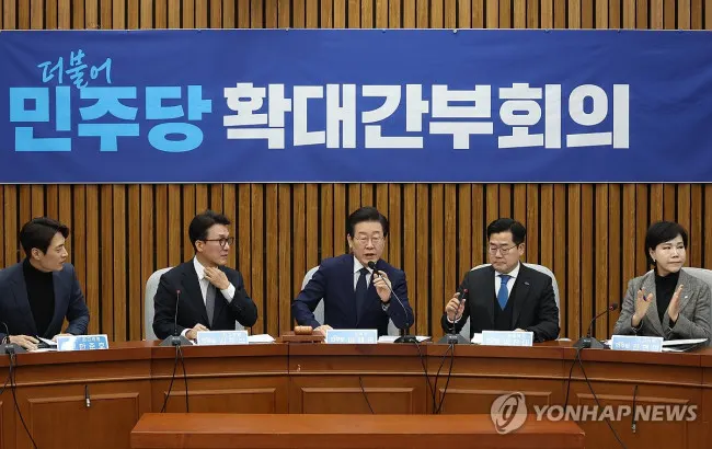 이재명"사법부 비난안돼"-의원들"판사 왜곡 날조"...이재명 학당?