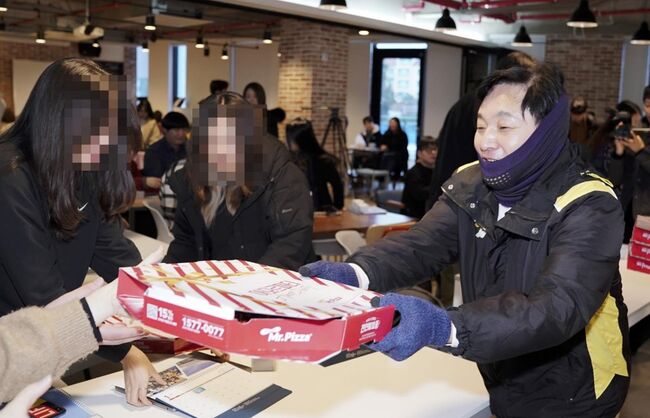 취준생에게 피자를 대접하는 원희룡 도지사 (사진=연합뉴스)