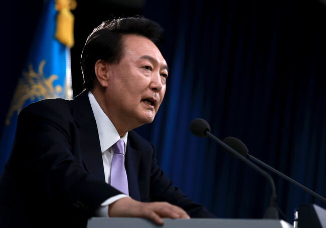 취재진 질문에 답하는 윤석열 대통령 (서울=연합뉴스)