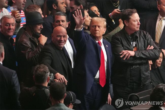 일론 머스크와 함께 UFC경기장을 찾은 트럼프 당선인. 뒤에 트럼프의 장남 트럼프 주니어의 모습도 보인다. 개성 강한 두 사람의 연대가 언제까지, 어떻게 이어질지도 주목된다. (사진: 연합뉴스)
