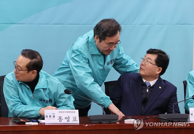 새로운미래 선대위 상임고문인 이낙연 공동대표가 11일 국회 의원회관에서 열린 선대위 출범식에서 설훈 의원과 악수하고 있다.
