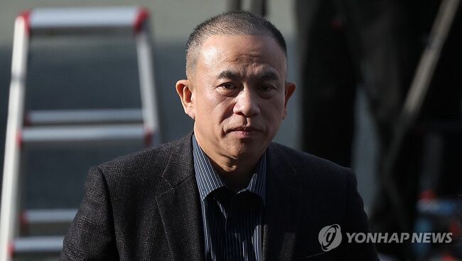 김건희 여사 공천 개입 의혹과 미래한국연구소의 불법 여론조사 의혹 등 사건의 핵심 인물인 명태균 씨가 8일 오전 경남 창원시 성산구 창원지방검찰청(창원지검)에 출석하고 있다. (창원=연합뉴스)
