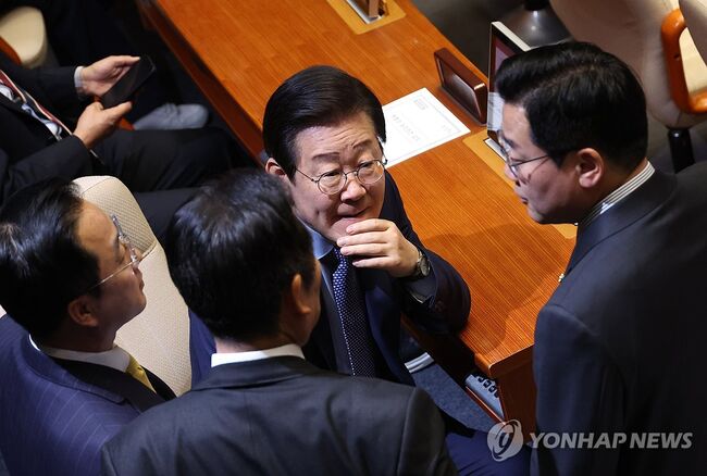 심각한 표정으로 대화를 나누는 이재명 대표와 박찬대 원내대표 (사진=연합뉴스)