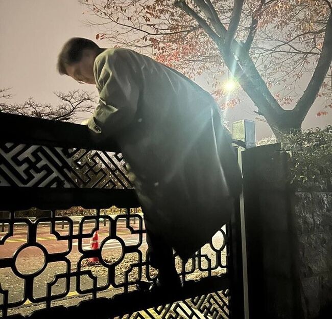 3일 오후 11시경 대통령 비상계엄으로 경찰이 통제 중인 서울 여의도 국회에서 우원식 국회의장이 담을 넘어 본청으로 향하고 있다. (사진=국회의장실 제공)