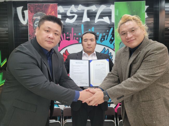 (주)성실푸드, PWS 하다온 선수에게 은퇴시까지 후원 (좌)부터 이예성 차장, 하다온 선수, 김남훈 대외협력이사(사진=PWS)