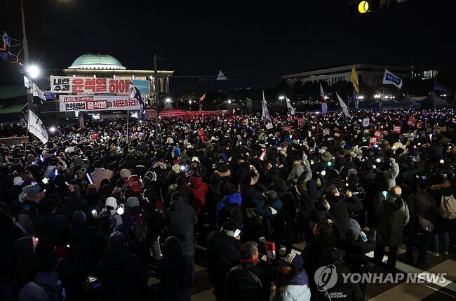 12월 7일 저녁. 국회 앞을 메운 시위 인파들. (사진: 연합뉴스)