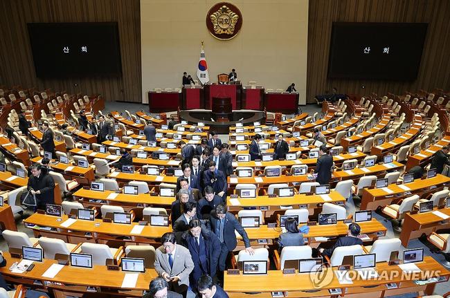 윤석열 탄핵안 투표 불성립 이후 국회 본회의장을 빠져나가는 민주당 의원들. (사진: 연합뉴스)
