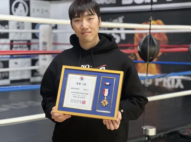 종합 1위 상장과 메달을 들고 포즈를 취한 김태건 선수 (사진=BOX-1)