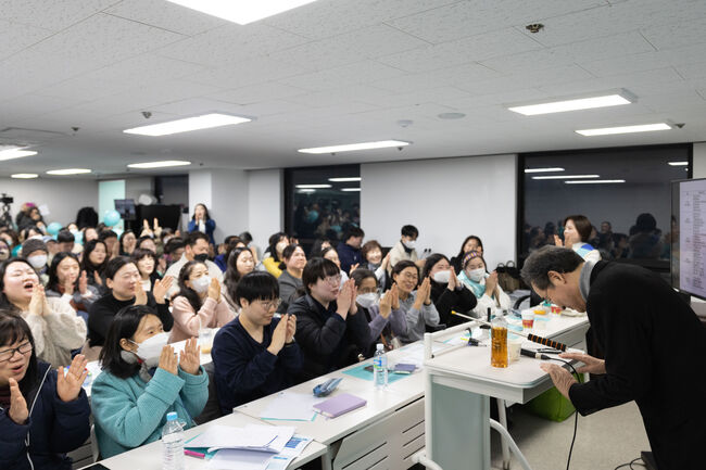 강연을 마치고 당원들에게 인사하는 이낙연 전 총리. (사진: 나유진 작가)