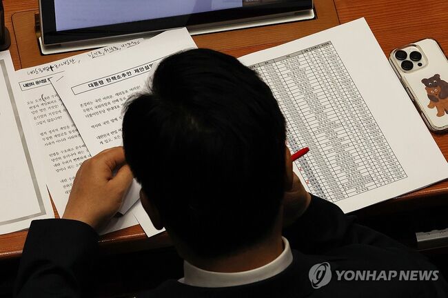 제안설명 전 국민의힘 의원명단을 확인하는 민주당 박찬대 원내대표. 명단을 뽑은 김에 전화라도 미리 돌려 설득하려는 노력은 했던가? (사진: 연합뉴스)