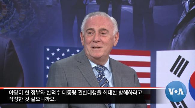 리처드 롤리스 전 국방부 아태 안보 부차관이 이재명을 강력 비판하고 있다 (VOA 홈페이지 캡쳐)