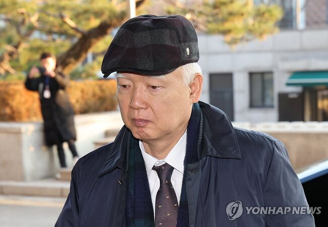 정형식 헌법재판관이 16일 오전 서울 종로구 헌법재판소로 출근하고 있다. (서울=연합뉴스)