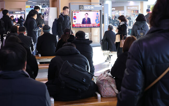 대통령 담화 시청하는 국민들. 이들은 '자유대한민국'에 동의하는 시민들일까? (사진=연합)