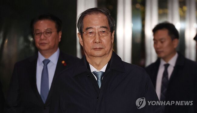 정부청사를 나서는 한덕수 권한대행 (사진=연합뉴스)