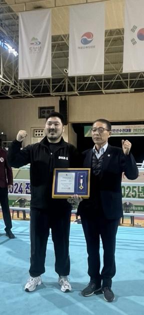 최우수지도자상을 받은 김형균 감독(좌) (사진=BOX-1)