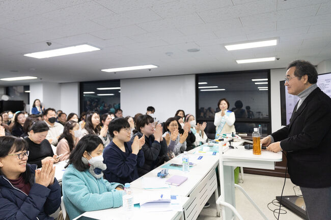 150여명의 당원과 시민들이 강연장을 가득 메워 열기가 넘쳤던 현장. 멀리 지방에서 올라온 당원들, 강연 소식을 듣고 당사를 찾은 다양한 세대의 시민들이 함께했다. (사진: 나유진 작가)