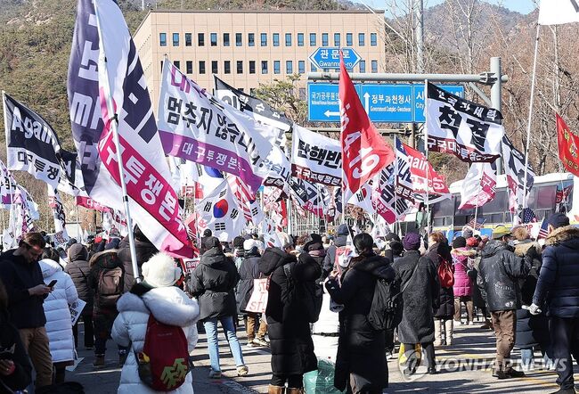 공수처가 위치한 과천 정부종합청사 앞에서 탄핵무효를 외치는 시위대들. (사진: 연합뉴스)