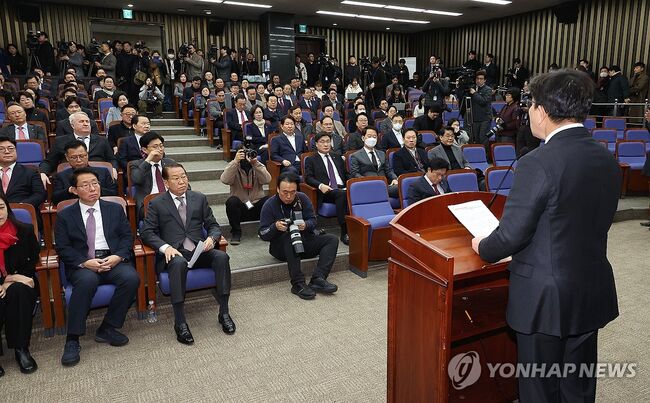 국민의힘 의원총회 모습. 계엄과 탄핵 이후 국힘은 어떤 혁신도 변화도 하지 않은 채 한동훈 체제를 탄핵하고 친윤지도부를 만들었다. (사진: 연합뉴스)