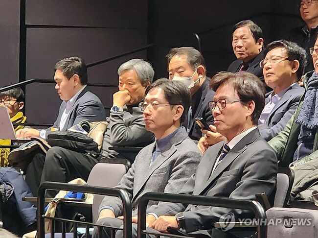 <일곱번째나라LAB>의 창립 심포지엄에 참석한 김경수 전 경남도지사, 박광온 전 의원. (사진: 연합뉴스)