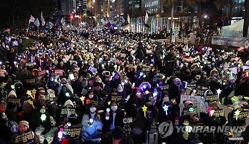윤석열 탄핵을 촉구하는 집회의 모습. 이런 집회 현장에 중국인이 참여하고 온라인에서 특정 이슈를 띄우는 움직임이 포착되고 있다. (사진:연합뉴스)