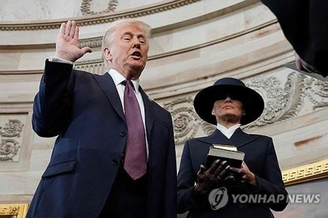 대통령 취임 선서하는 트럼프